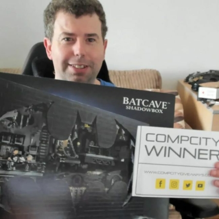TONY BENNETT Lego 76252 Batcave Shadow CompCity Giveaways