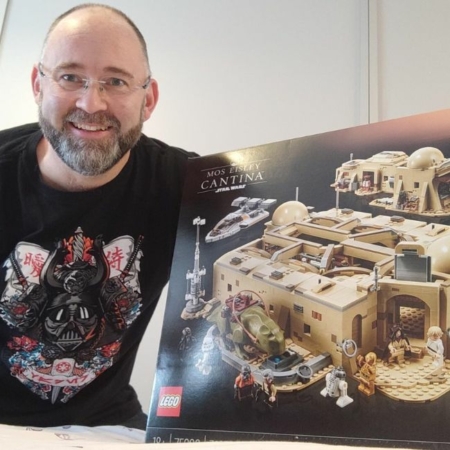 STUART WRIGHT LEGO STAR WARS MOS EISLEY CANTINA CompCity Giveaways